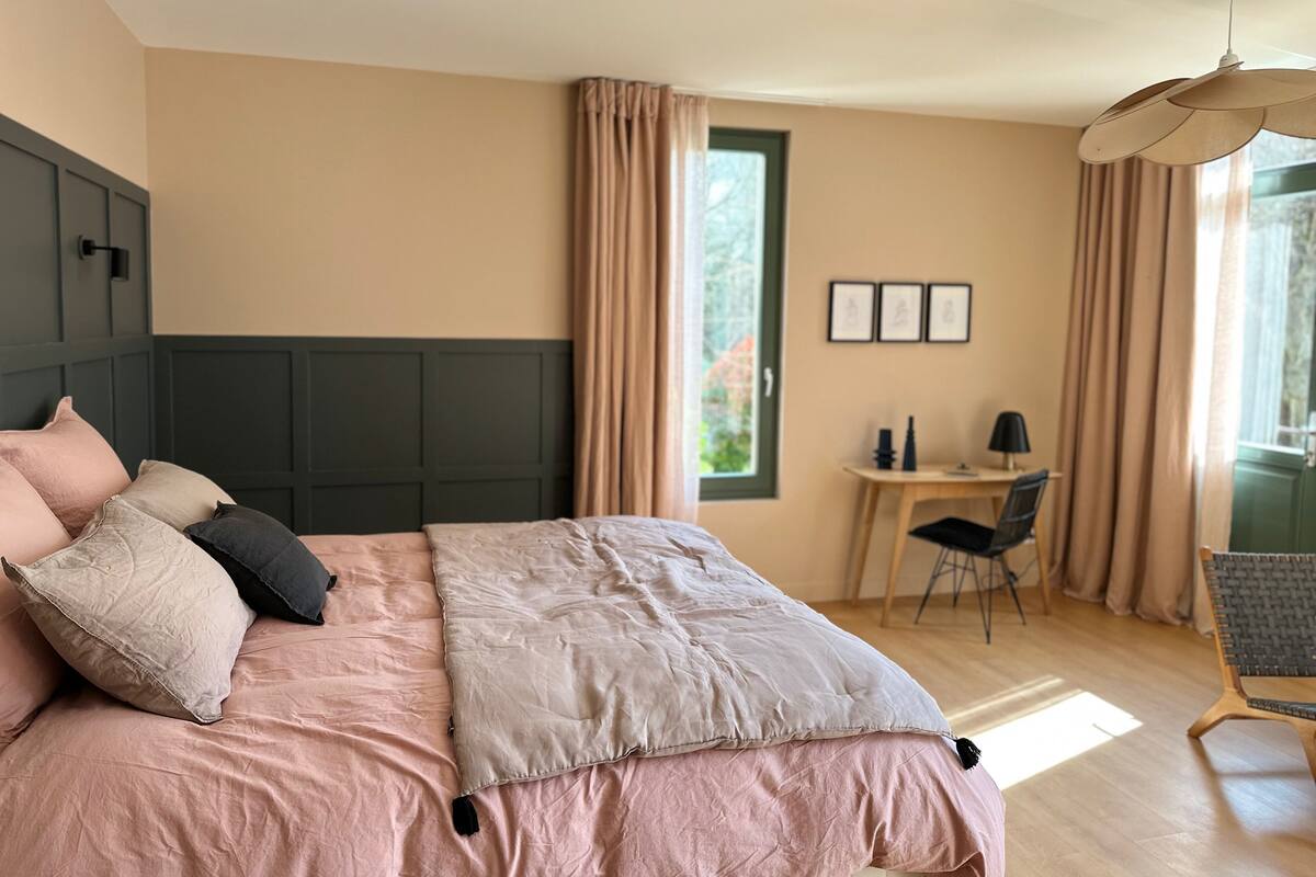 Quarto com cama, escrivaninha e cadeira.