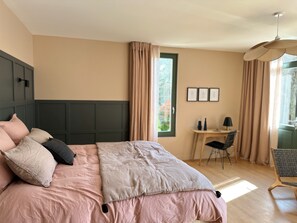 高級寝具、羽毛の掛け布団、ピロートップベッド、客室ごとに異なる装飾