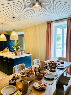 Premium bedding, down comforters, pillowtop beds, individually decorated - LA DEMEURE (Précy-sur-Oise)