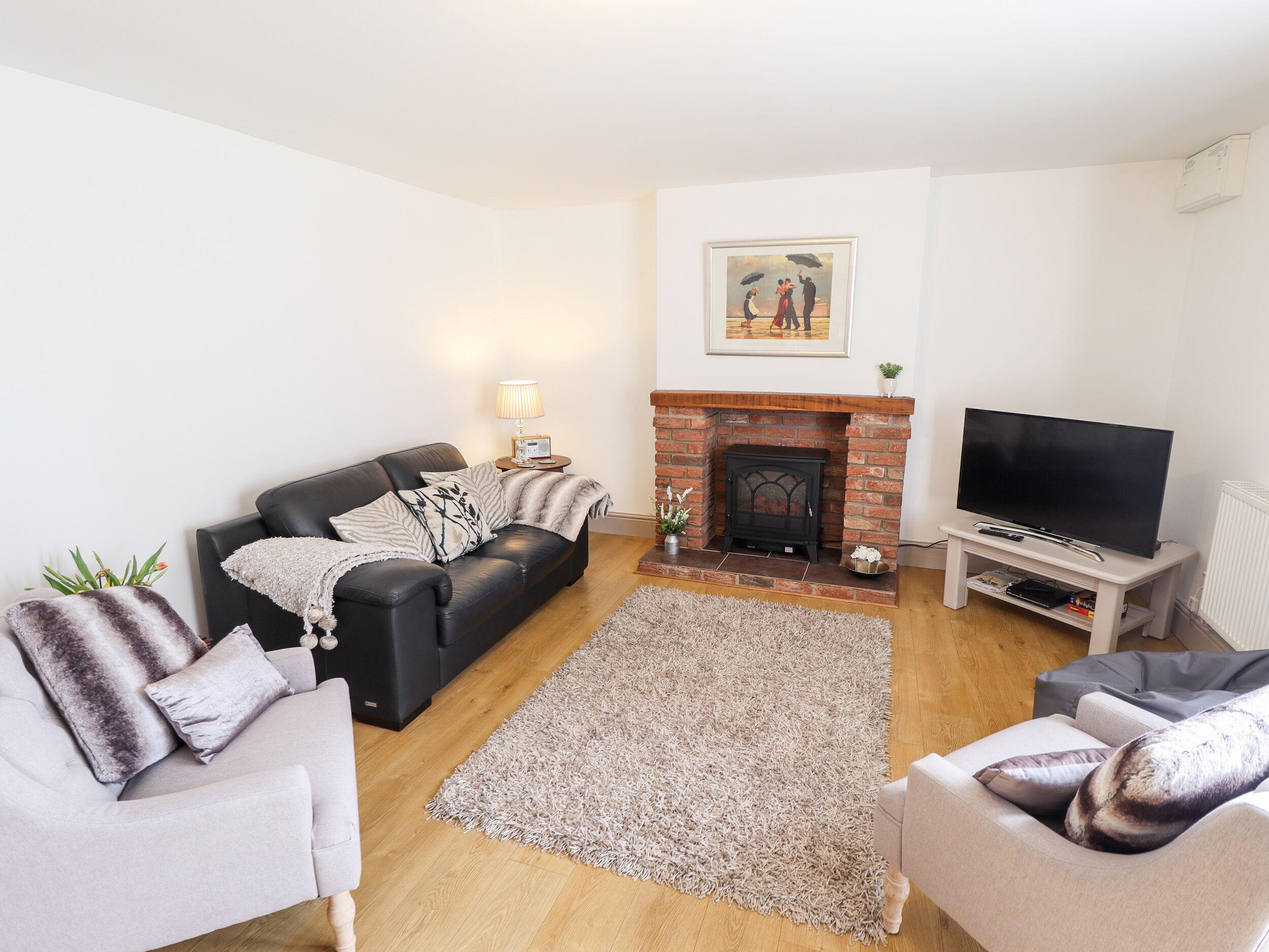 HOLLY BARN, pet friendly, with a garden in Ottringham