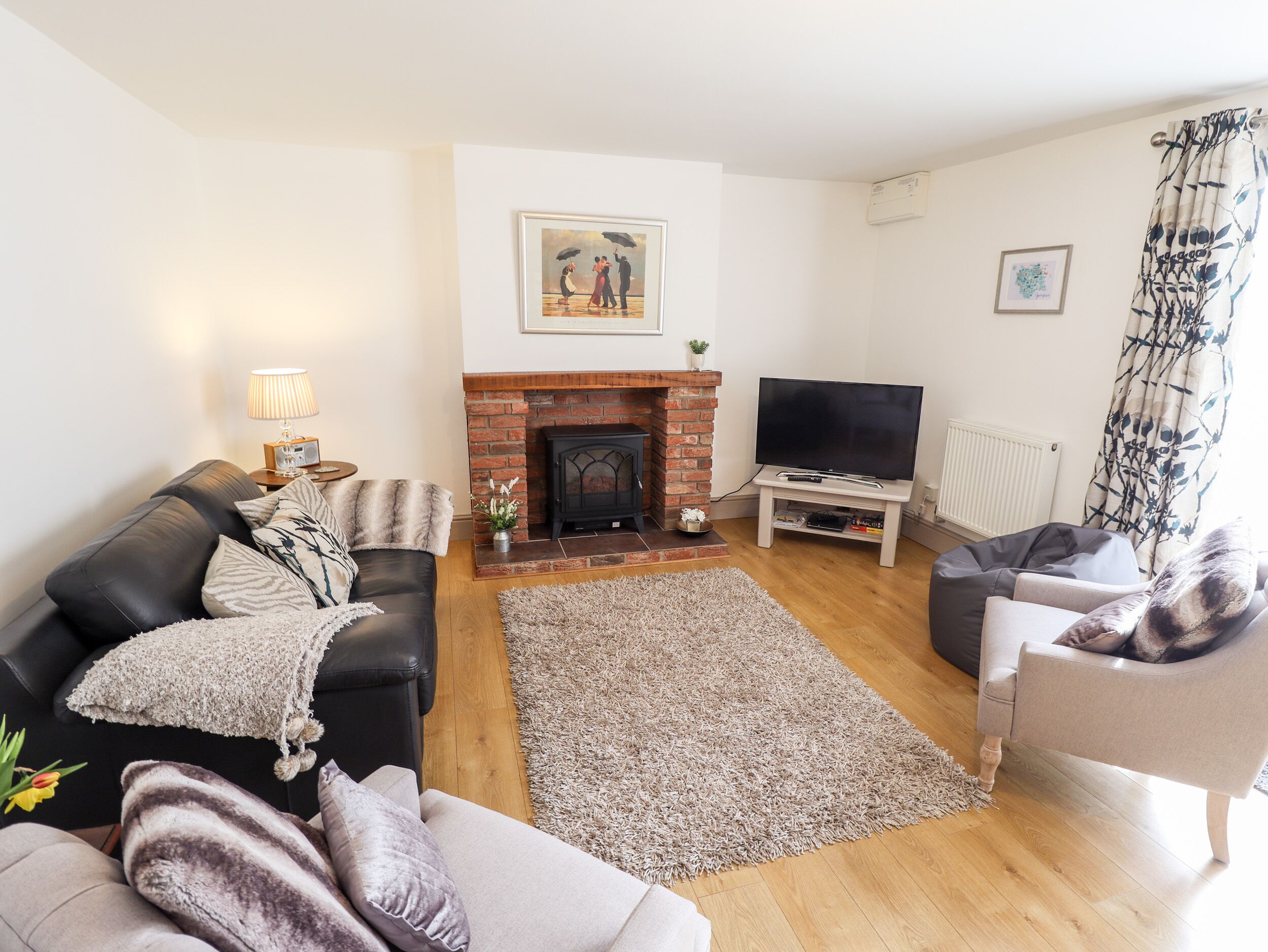 HOLLY BARN, pet friendly, with a garden in Ottringham