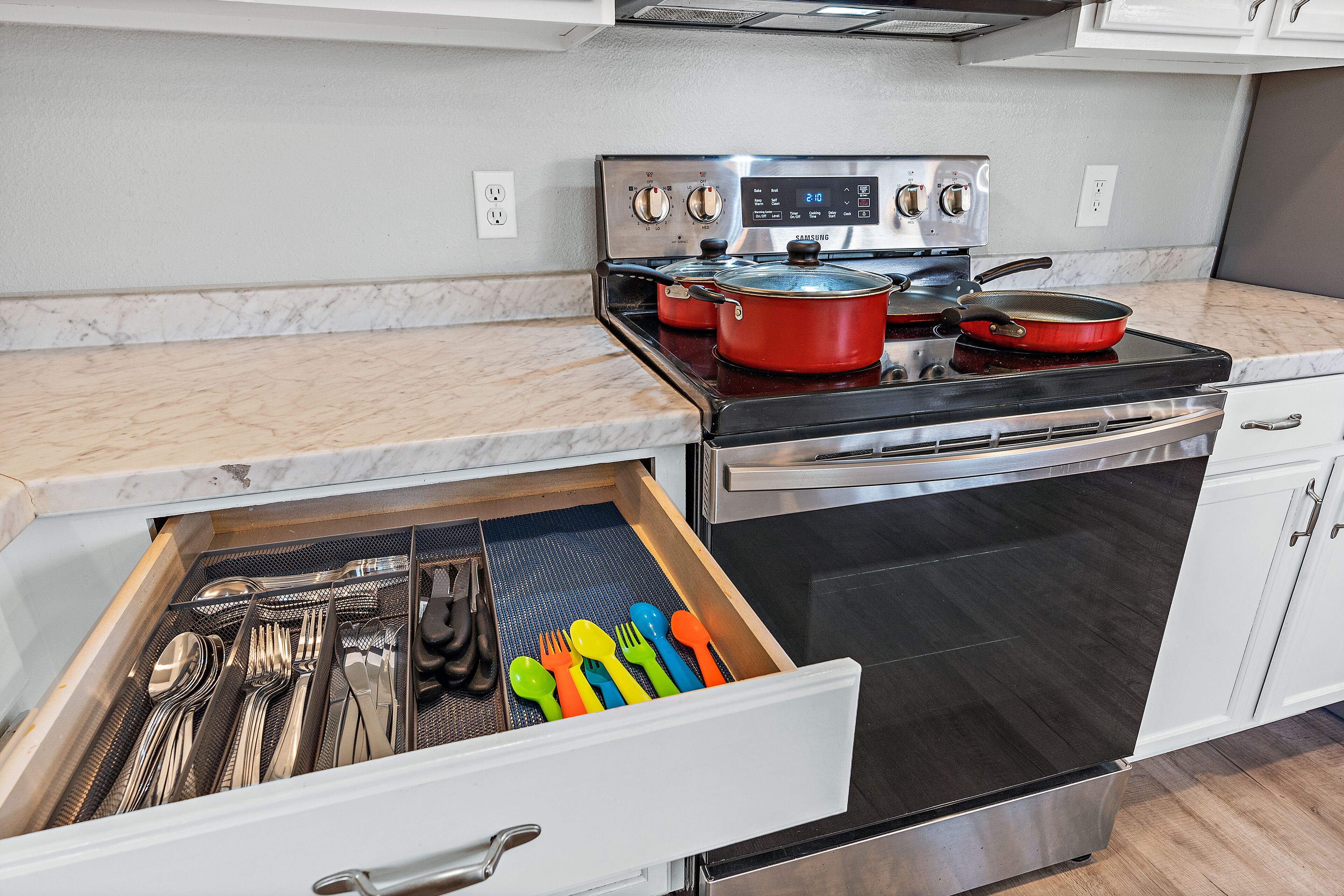 Spacious 4BR Retreat with Private Pool - Ideal for Families & Pets!