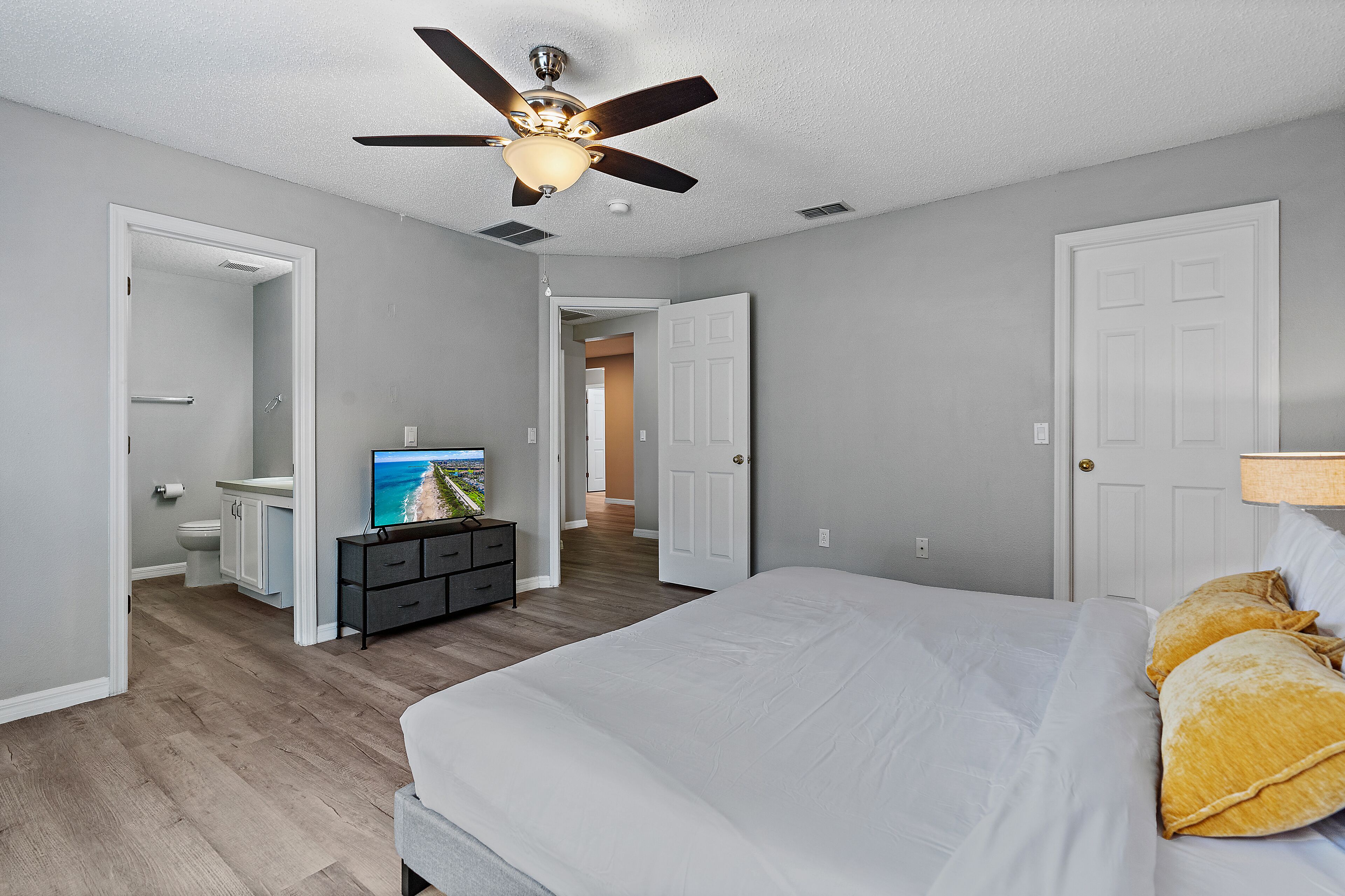 Spacious 4BR Retreat with Private Pool - Ideal for Families & Pets!