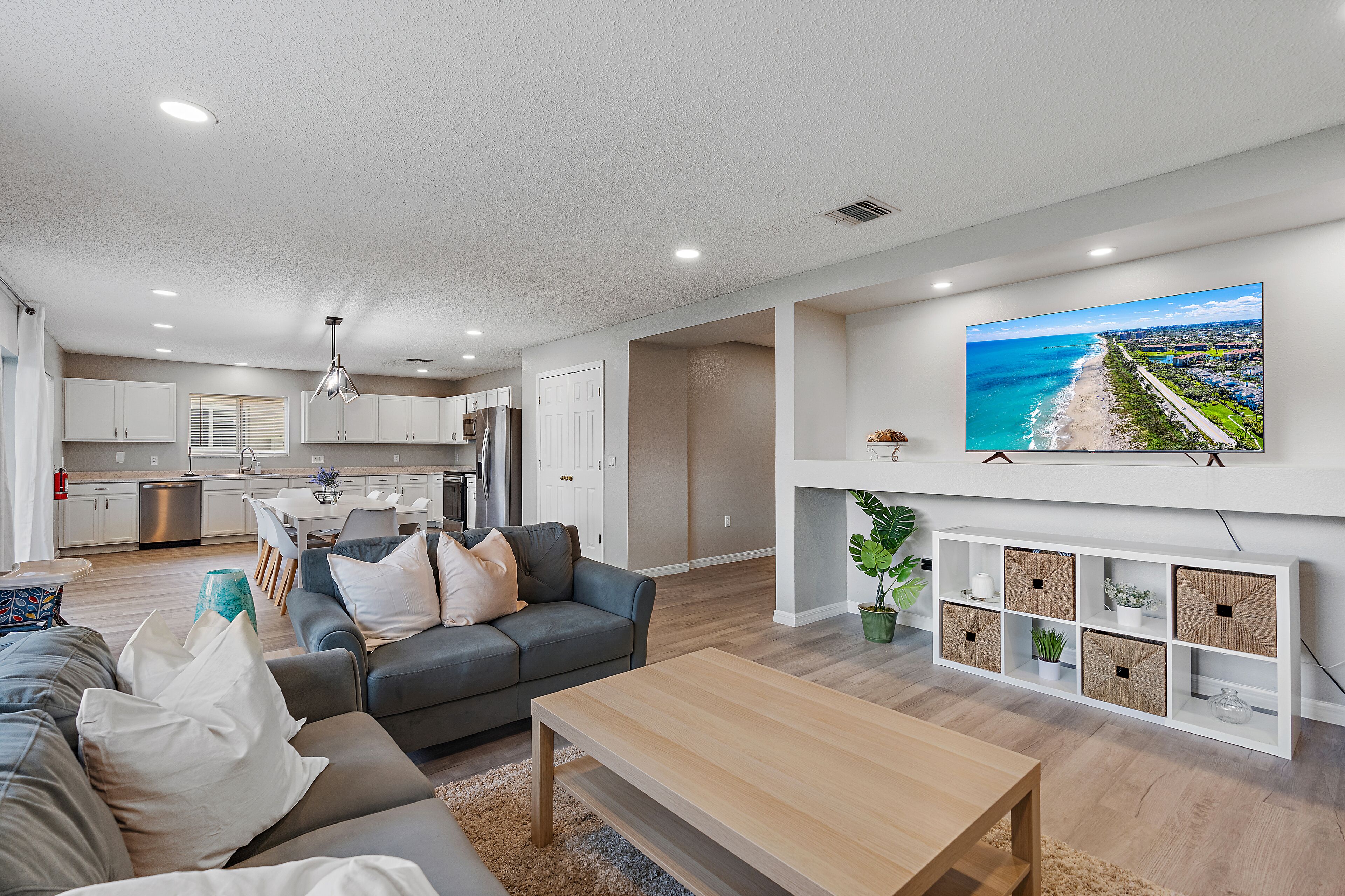 Spacious 4BR Retreat with Private Pool - Ideal for Families & Pets!