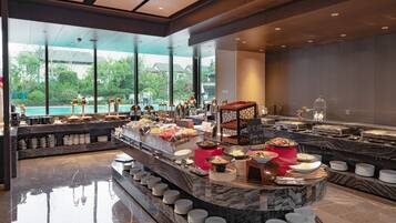 Free daily buffet breakfast