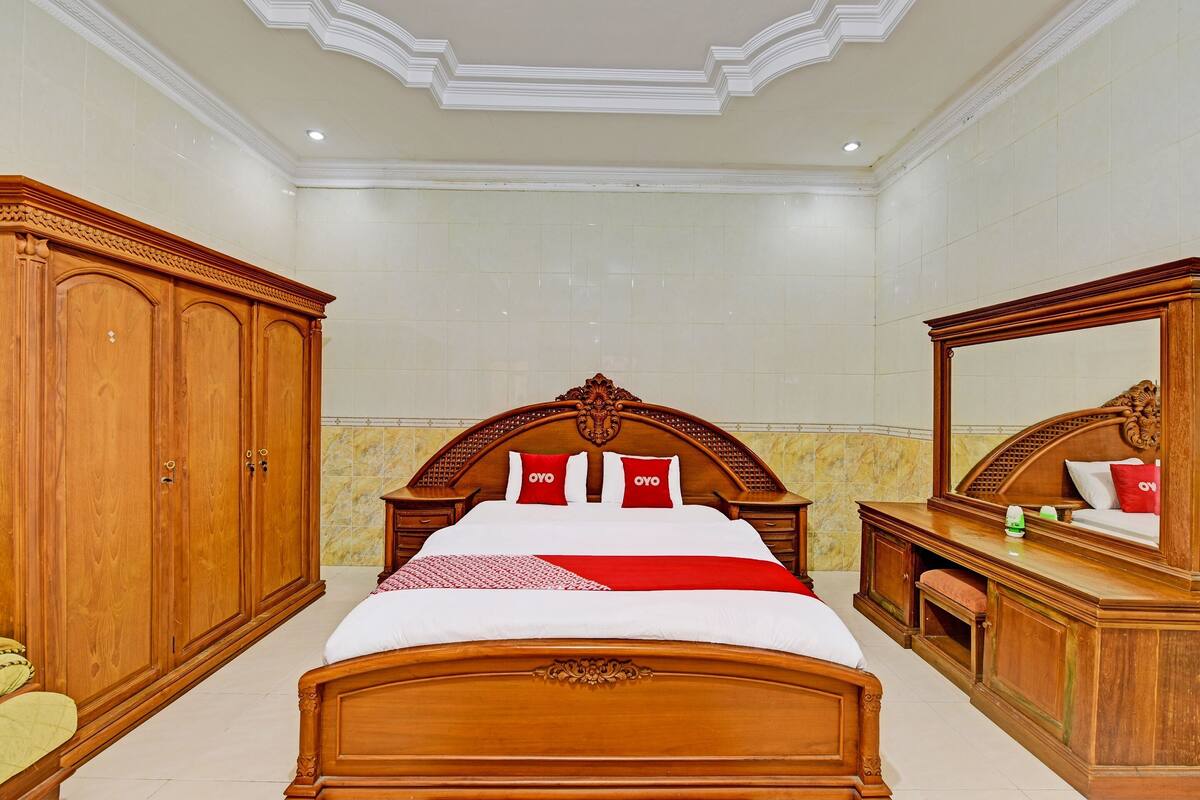 Desk, free WiFi, bed sheets