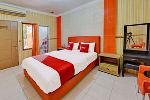 Desk, free WiFi, bed sheets