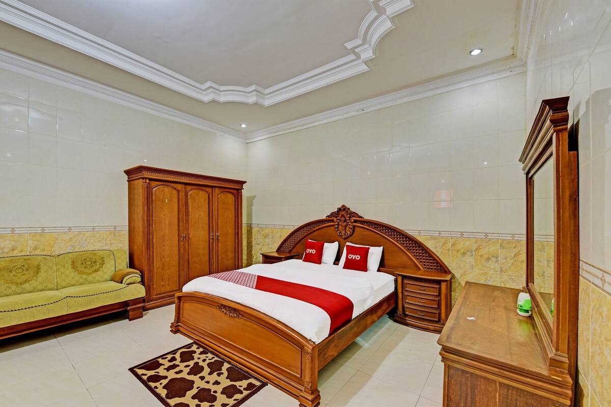 Desk, free WiFi, bed sheets