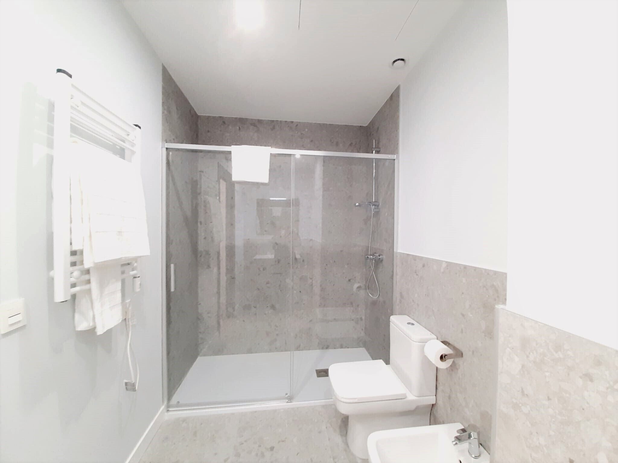 Shower, rainfall showerhead, free toiletries, hair dryer