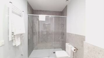 Shower, rainfall showerhead, free toiletries, hair dryer