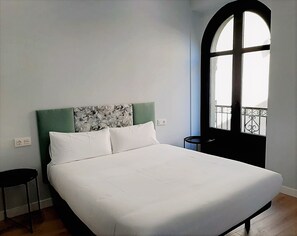 Hypo-allergenic bedding, down comforters, memory foam beds, desk - Apartamentos Vega by gaiarooms (Salamanca)