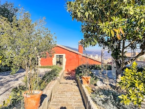 Property grounds - Villa in the historical center with private garden, pool, spa and AC (Narni)