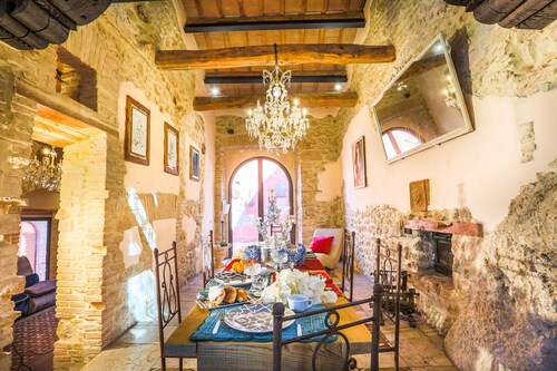 Villa in the historical center with private garden, pool, spa and AC