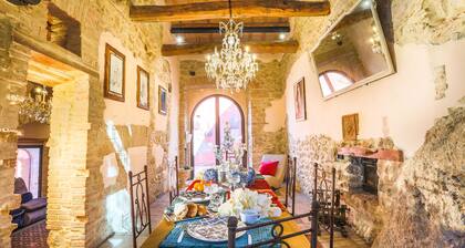 Villa in the historical center with private garden, pool, spa and AC