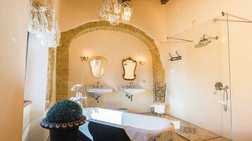 Asciugacapelli, bidet, asciugamani, carta igienica