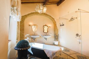 Asciugacapelli, bidet, asciugamani, carta igienica