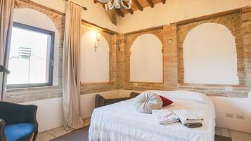 4 camere, una scrivania, ferro/asse da stiro, culla da viaggio