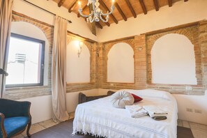 4 bedrooms, desk, iron/ironing board, travel crib - Villa in the historical center with private garden, pool, spa and AC (Narni)
