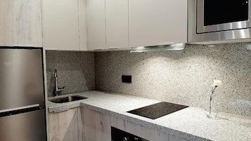 Réfrigérateur, micro-ondes, plaque de cuisson, lave-vaisselle