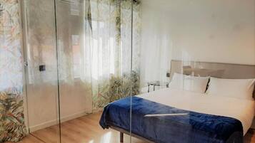 Deluxe Apartment, 1 Bedroom | 2 bedrooms, hypo-allergenic bedding, down duvets, memory-foam beds