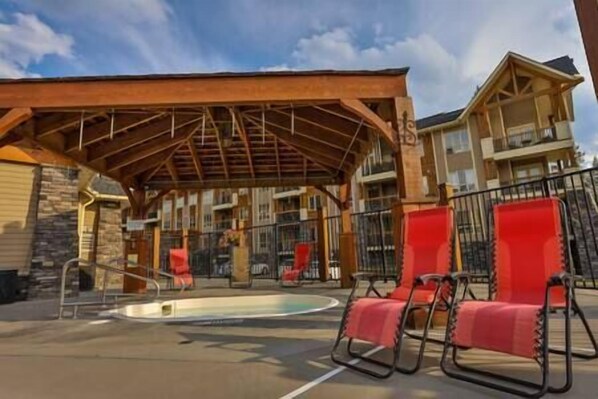 Outdoor spa tub - Charming top floor 4 bdrm condo - mountain views!! (Radium Hot Springs)