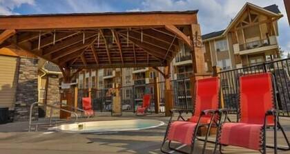 Charming top floor 4 bdrm condo - mountain views!!