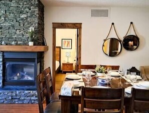 Dining - Charming top floor 4 bdrm condo - mountain views!! (Radium Hot Springs)