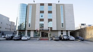 Un edificio moderno con un estacionamiento al frente.