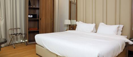 Kamar Junior | Seprai premium, bantalan ekstra lembut, brankas, dan tirai kedap cahaya