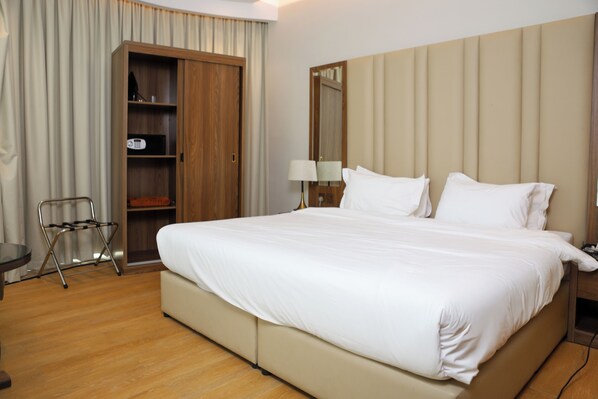 Kamar Junior | Seprai premium, bantalan ekstra lembut, brankas, dan tirai kedap cahaya