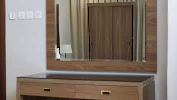 Junior Room | Peralatan tempat tidur premium, tilam berlapik, peti besi dalam bilik