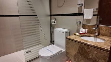 Junior Room | Bathroom | Shower, free toiletries, hair dryer, slippers