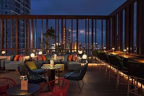 2 bars/lounges, poolside bar - Dusitd2 Samyan Bangkok (Bangkok)