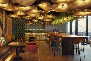 2 bars/lounges, poolside bar - Dusitd2 Samyan Bangkok (Bangkok)