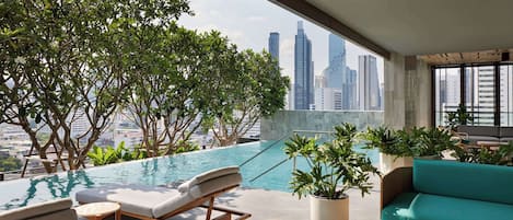 Una piscina al aire libre