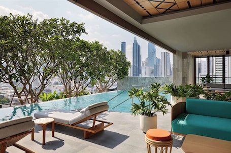 Außenpool. Dusitd2 Samyan Bangkok