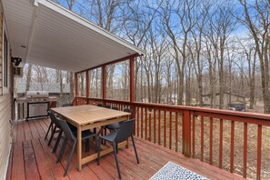 Outdoor dining - Poconos Game Cabin: Arcade, Hot Tub, Fire Pit! (, Tobyhanna)