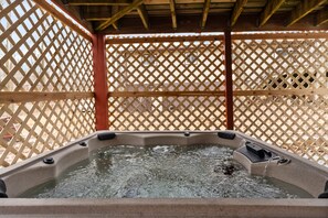 Outdoor spa tub - Poconos Game Cabin: Arcade, Hot Tub, Fire Pit! (, Tobyhanna)