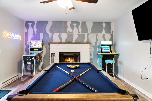 Game room - Poconos Game Cabin: Arcade, Hot Tub, Fire Pit! (, Tobyhanna)