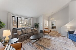 Smart TV, fireplace, video games - Poconos Game Cabin: Arcade, Hot Tub, Fire Pit! (, Tobyhanna)