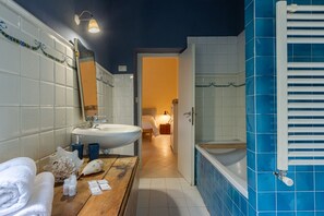 Duschwanne, Haartrockner, Bidet, Handtücher