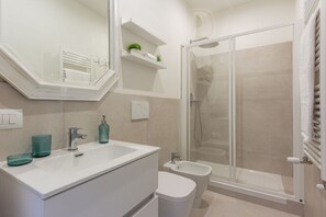 Dusche, Haartrockner, Bidet, Handtücher