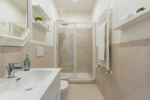 Douche, sèche-cheveux, bidet, serviettes fournies