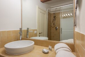 Douche, sèche-cheveux, serviettes fournies