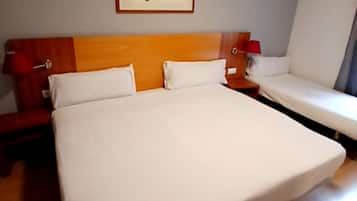 Triple Room | Hypo-allergenic bedding, down comforters, desk, laptop workspace