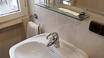 Triple Room | Bathroom | Bathtub, free toiletries, hair dryer, towels