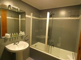 Double or Twin Room | Bathroom | Bathtub, free toiletries, hair dryer, towels