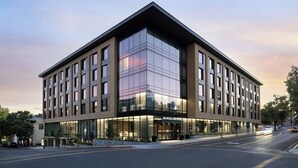 A modern hotel with a glass facade, a prominent entrance, and a corner location. - AC Hotel San Rafael Downtown (San Rafael)