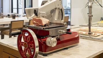 Tägliches Frühstück mit Selbstbedienung (18.00 USD pro Person)