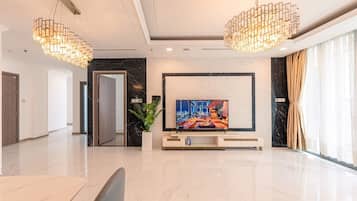Apartamento luxo, 4 quartos, sacada, vista para o rio | Área de estar | Smart TV 32 polegadas com canais digitais, TV